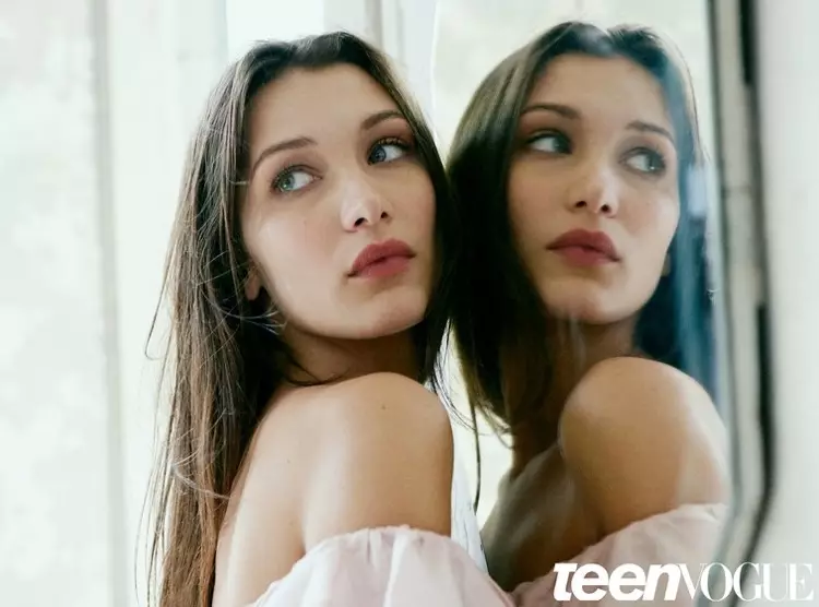 Pozante proksime de spegulo, Bella Hadid portas eksterŝultran supron