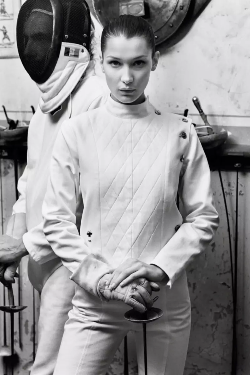 N'ịchọ fencing chic, Bella Hadid yi uwe mkpuchi na uwe ogologo ọkpa si Dior