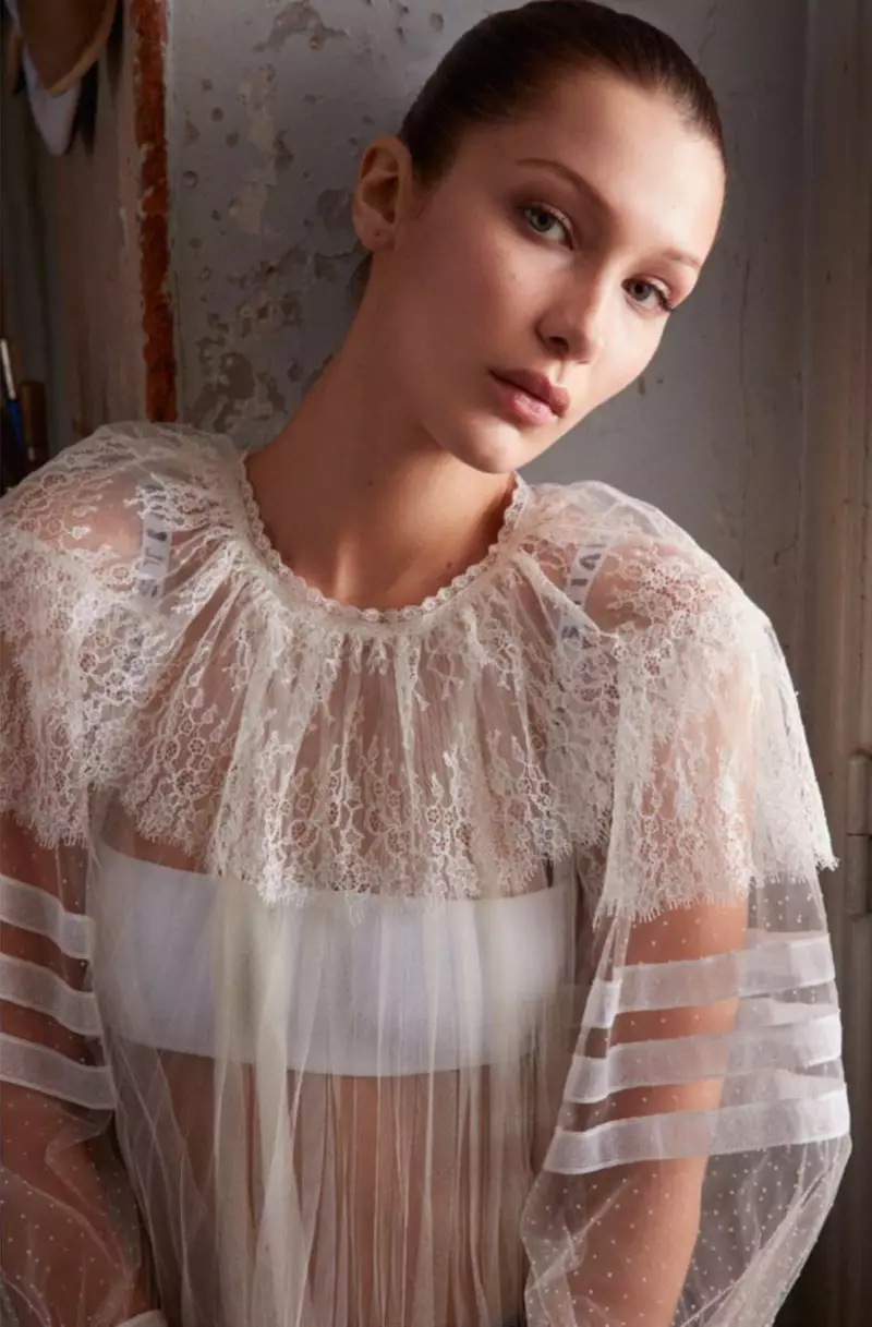 U-Bella Hadid ugqoke i-lace ne-tulle top nobhodisi wase-Dior