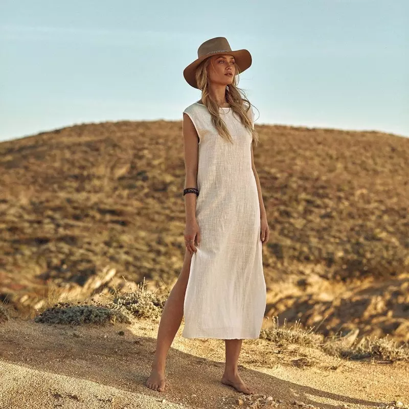 Camilla Christensen draagt een witte bedekking uit de Latitid zomercollectie 2019