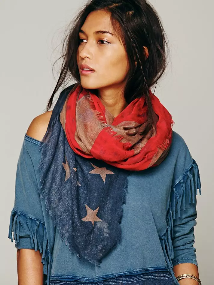 روسری پرچم پاره شده آمریکا در Free People با قیمت 38.00 دلار موجود است