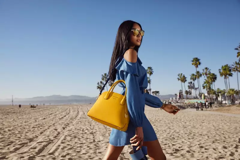 Jourdan Dunn memodelkan tas tas kubah Mercer dari Michael Kors