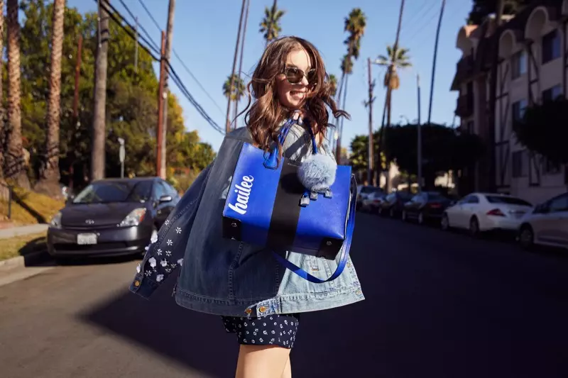 Ang aktres nga si Hailee Steinfeld nag-pose uban ni Michael Kors Mercer tote bag