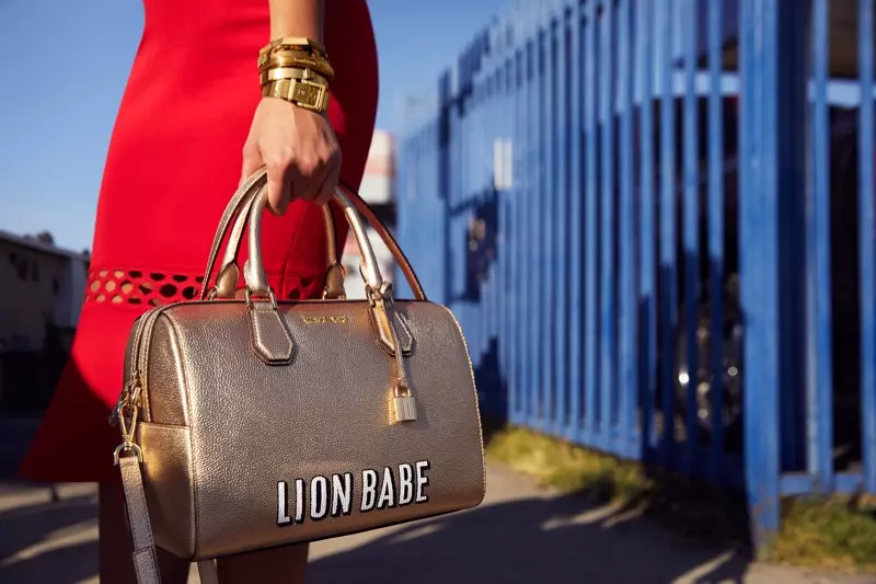 La chanteuse Jillian Hervey pose avec un sac de sport Michael Kors Mercer personnalisé