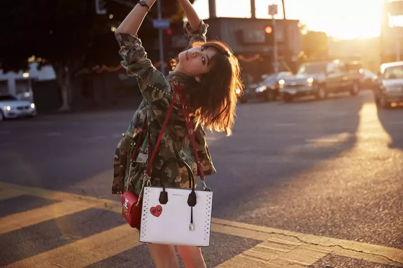 Model Hikari Mori iki rəngli Mercer çantası ilə Michael Kors Scout crossbody çantasında poza verir