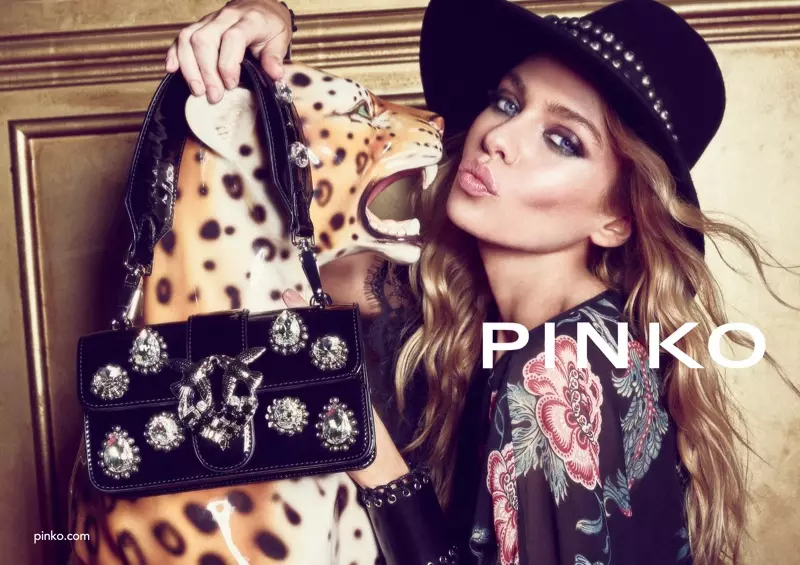 Stella Maxwell pozează cu un leopard în campania Pinko toamnă-iarnă 2018