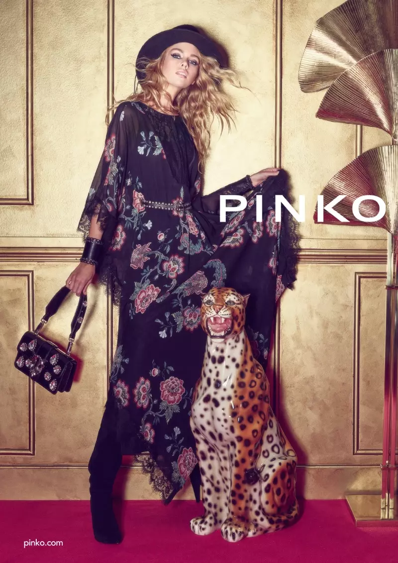 Drapirita per presaĵoj, Stella Maxwell pozas por la kampanjo aŭtuno-vintra 2018 de Pinko