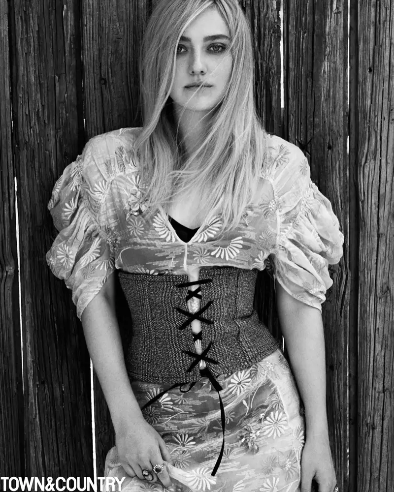 Dakota Fanning amavala chovala cha Prada ndi corset yaubweya