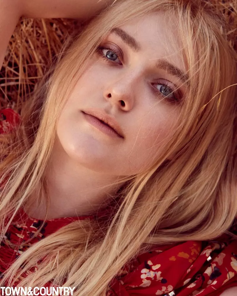 Dakota Fanning saa lähikuvansa Dior-mekossa