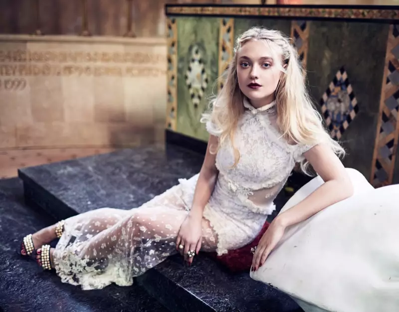 Die Schauspielerin Dakota Fanning trägt ein Kleid von Alessandra Rich mit verzierten Sandalen von Christian Louboutin