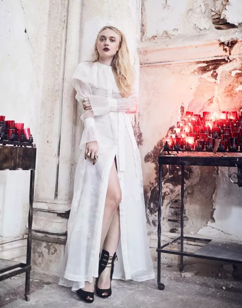 Dakota Fanning ziet er engelachtig uit in het wit en poseert in Merchant Archive met Paul Andrew-sandalen met bandjes