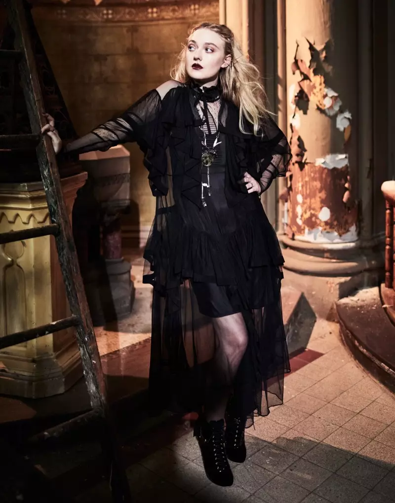 Toda de preto, Dakota Fanning usa vestido Preen by Thornton Bregazzi com bota Miu Miu