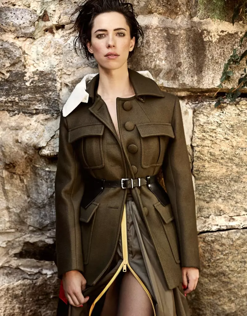 Rebecca Hall adopta el verde militar con abrigo y falda de Prada