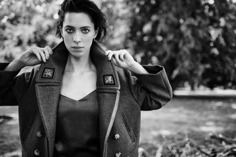 Rebecca Hall, Ganni elbisesiyle Gucci ceket giyiyor