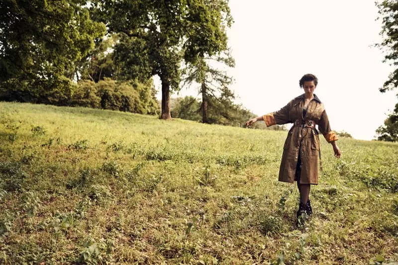 Rebecca Hall salta al césped con un traje verde militar