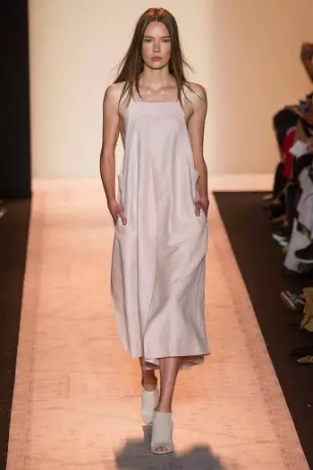 BCBG Max Azria موسم بہار 2015 کے لیے بوہیمین لکس کرتا ہے۔