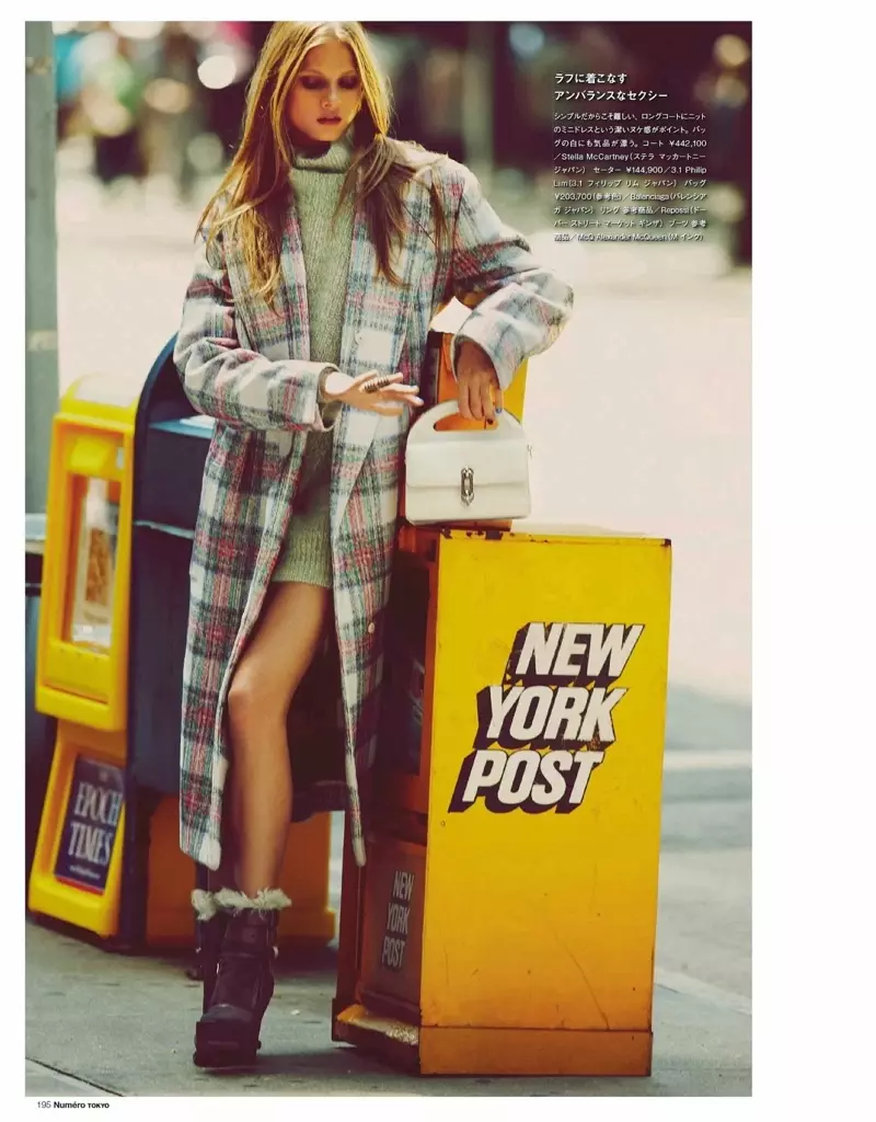 Anna Selezneva dans la rue pour Guy Aroch dans Numéro Tokyo Shoot