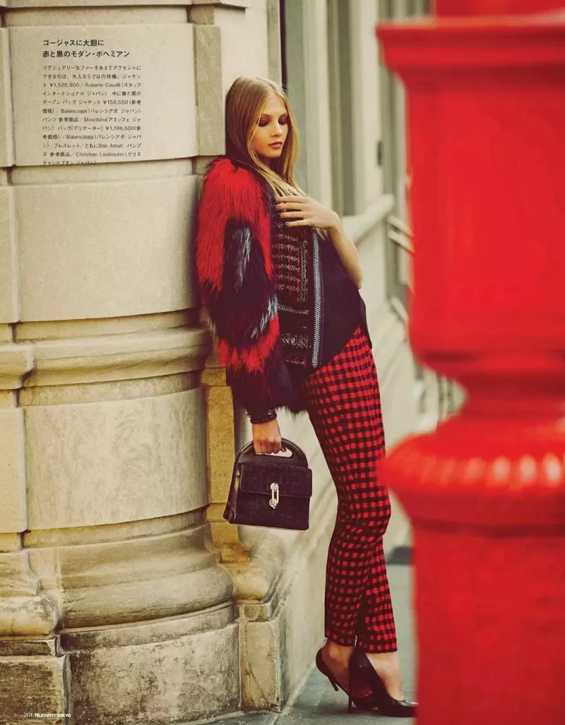 Anna Selezneva dans la rue pour Guy Aroch dans Numéro Tokyo Shoot