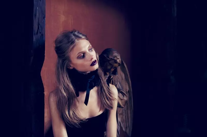 Anna Selezneva 在 For Love & Lemons 2013 秋季廣告中獲得哥特風格