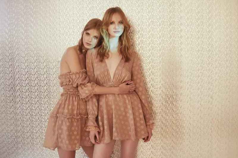 Unha imaxe do lookbook do verán 2017 de For Love & Lemons