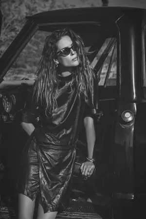 Erin Wasson faz uma viagem para a revista So It Goes