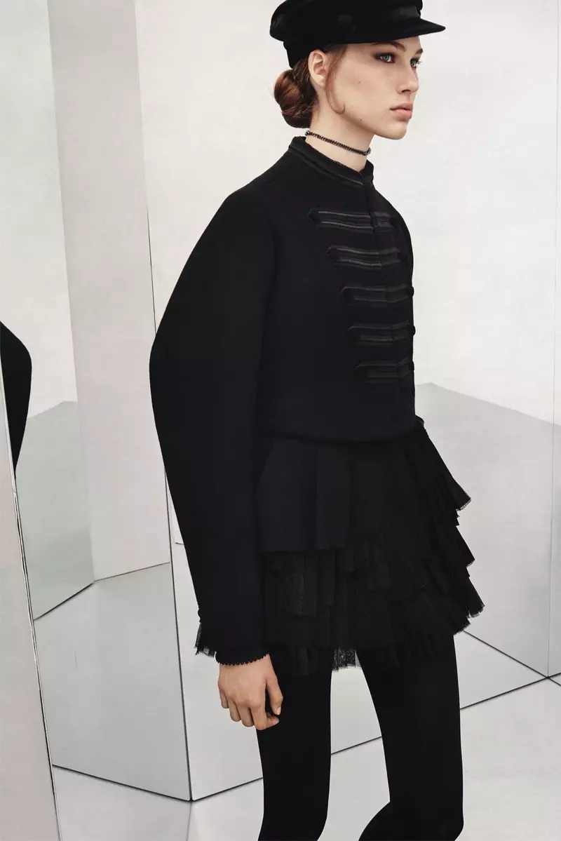 Amanda Googe memakai jaket jalur Zara, skirt berlipat dan topi yang kontras