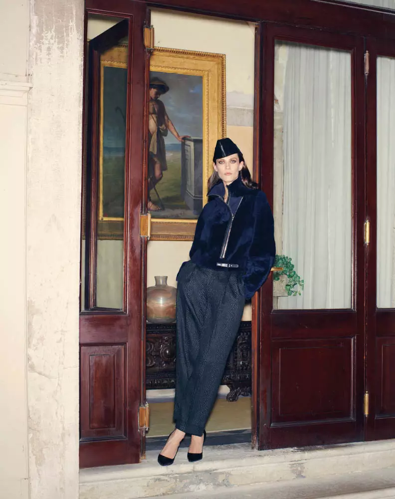 Aymeline Valade poseert voor Bergdorf Goodman's herfstnummer van Venetia Scott