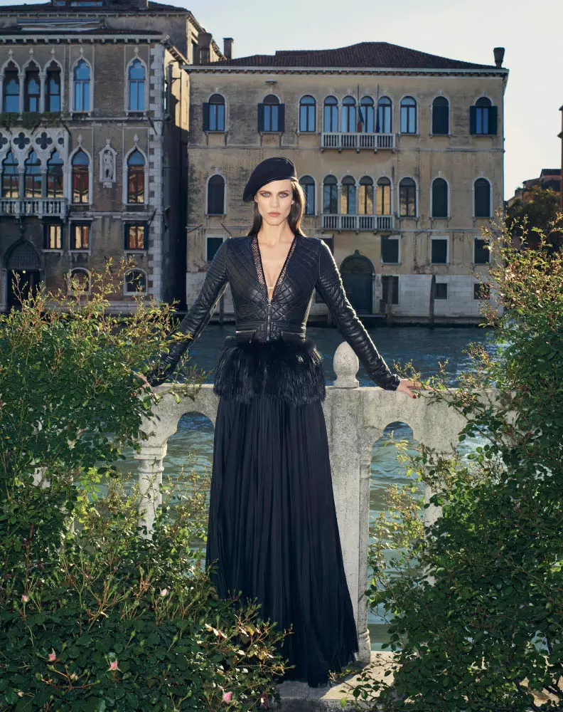 Aymeline Valade poserar för Bergdorf Goodmans höstnummer av Venetia Scott
