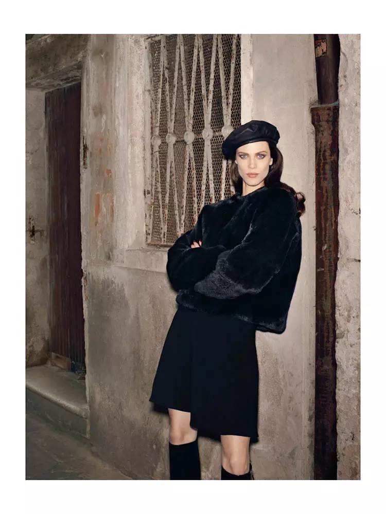 Aymeline Valade posa para la edición de otoño de Bergdorf Goodman por Venetia Scott