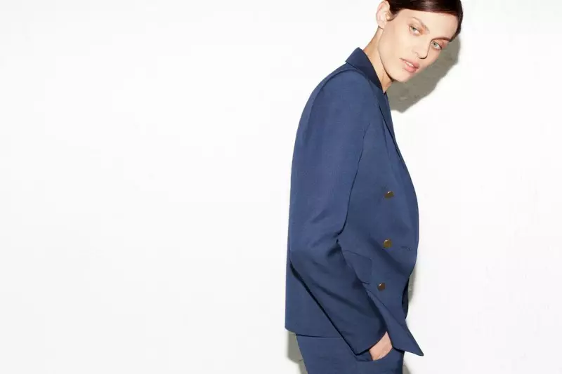 Aymeline Valade se prepara para a primavera no Lookbook de abril da Zara