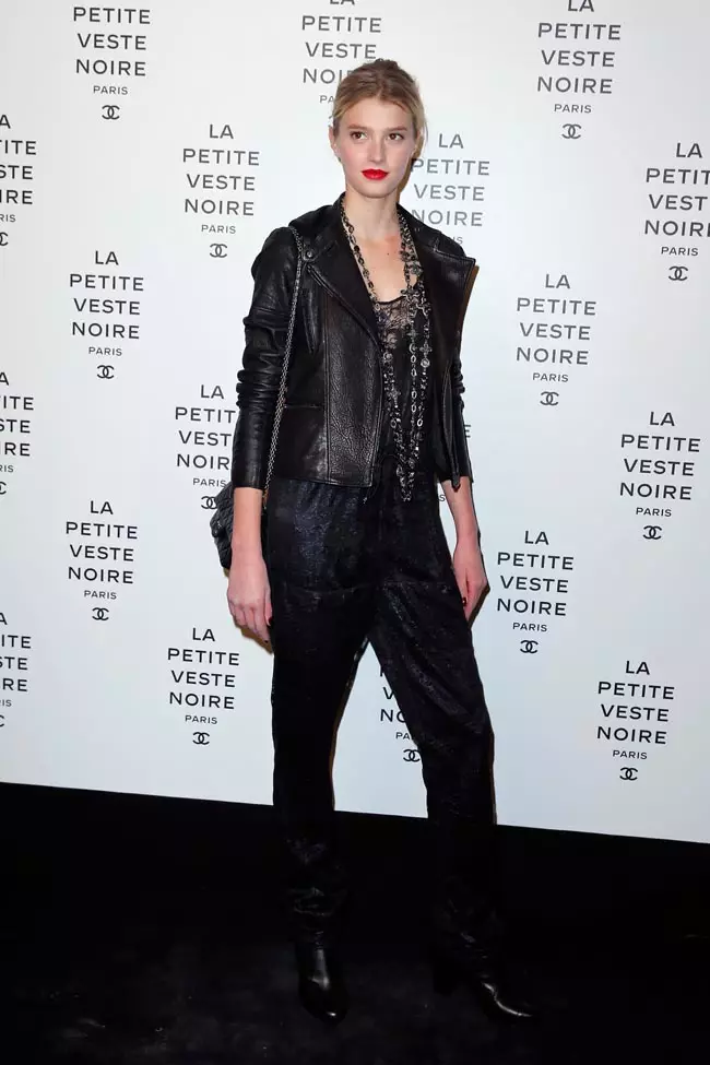 Anja Rubik, Laetitia Casta, Carine Roitfeld en ander by Chanel's the Little Black Jacket-uitstalling