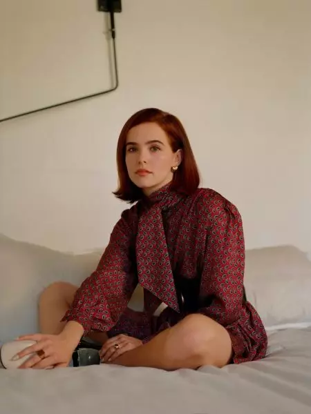 Zoey Deutch мепӯшад 70 буржуазии ҷустуҷӯ барои PORTER Edit