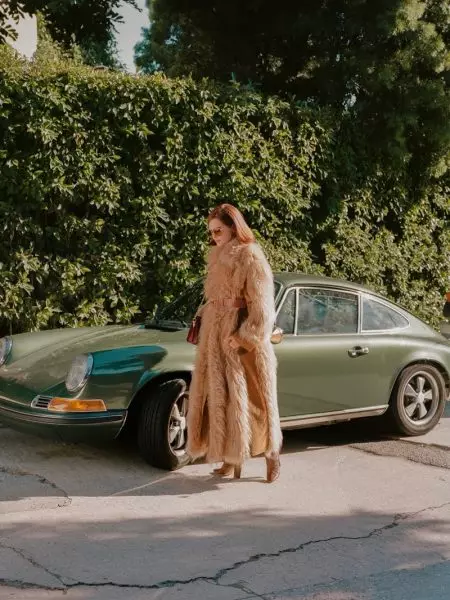 Zoey Deutch Wears Bourgeois 70's ຊອກຫາການດັດແກ້ PORTER