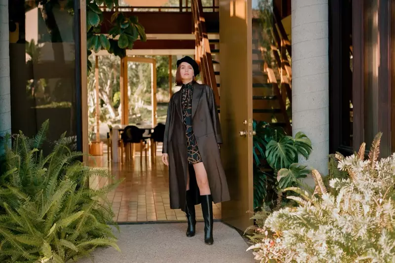 Zoey Deutch qauv Brunello Cucinelli trench tsho tiv no, Maison Michel beret, Rokh blouse thiab Gianvito Rossi khau boots