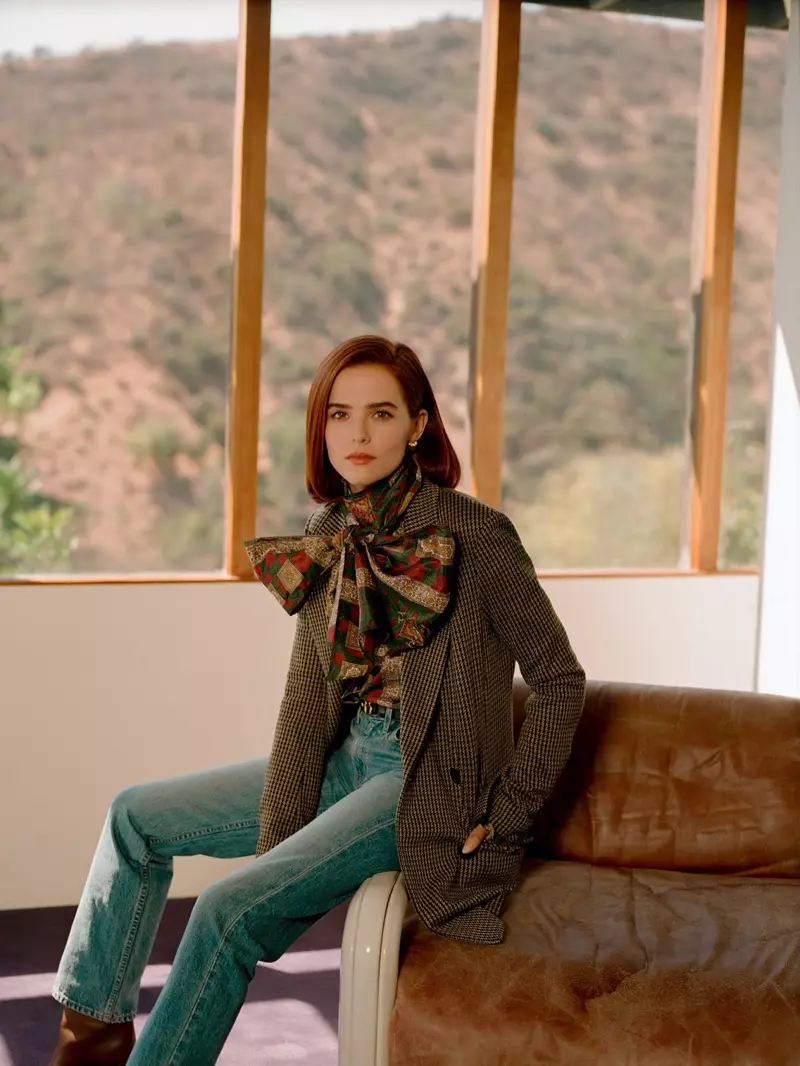 Setšoantšisi Zoey Deutch se eme ka Rosetta Getty blazer, blouse ea Etro le jeans ea SLVRLAKE