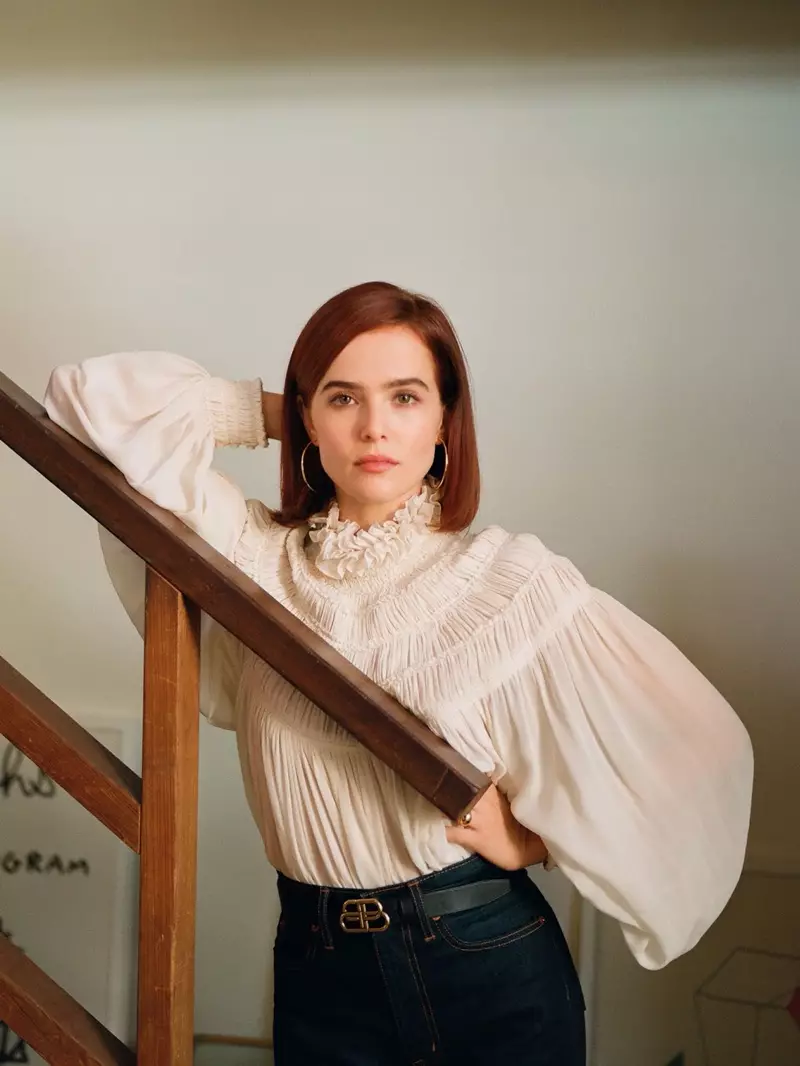 Aktris Zoey Deutch mengenakan blus Chloe dengan jeans SLVRLAKE