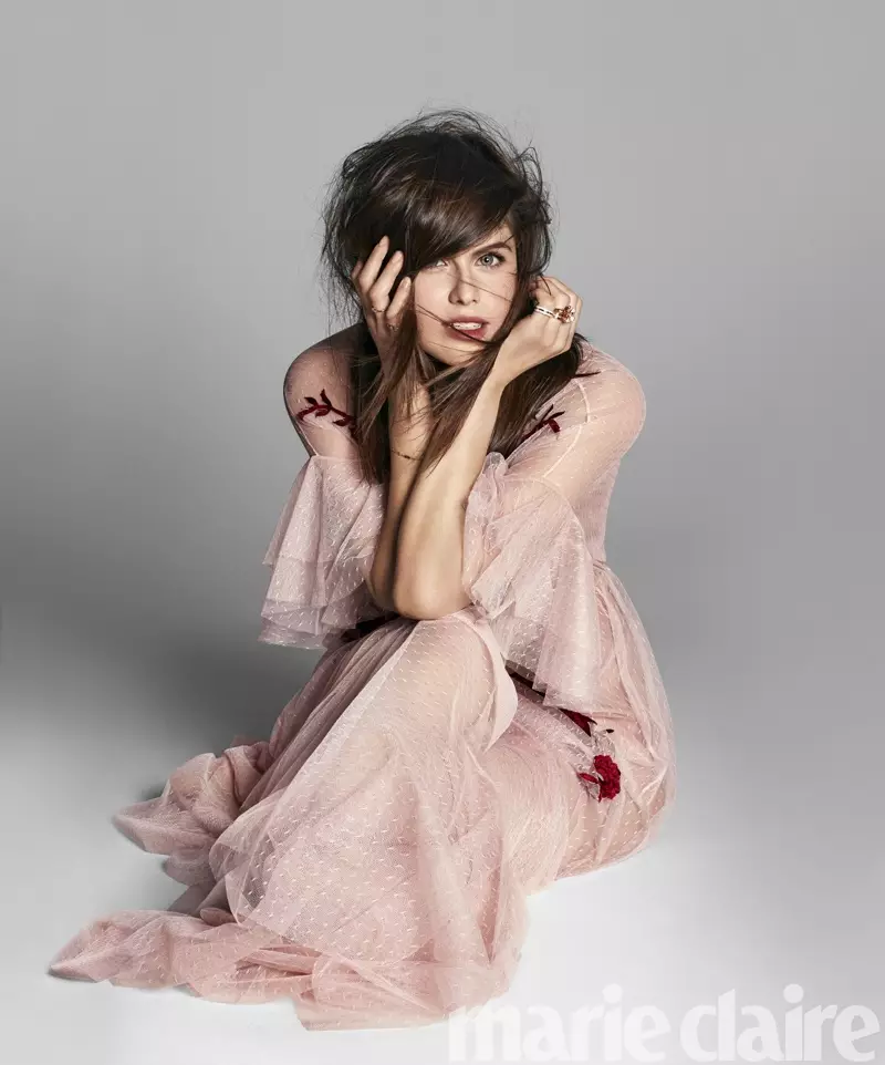 Alexandra Daddario pose en robe rose à manches volantées