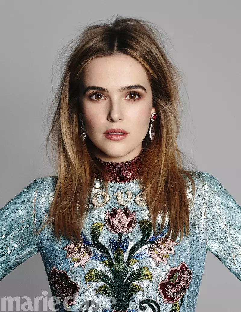 Zoey Deutch는 구찌 스팽글 장식 드레스를 입고 포즈를 취하고 있습니다.