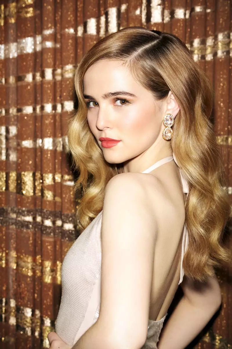 Zoey Deutch үсээ La Perla усны хувцастай тэсрэх долгионоор өмсдөг