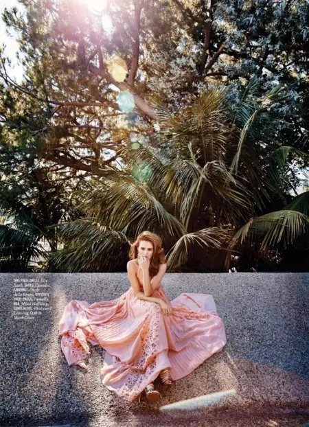 Zoey Deutch Pose dina Beureum-Panas Sigana keur kosmopolitan