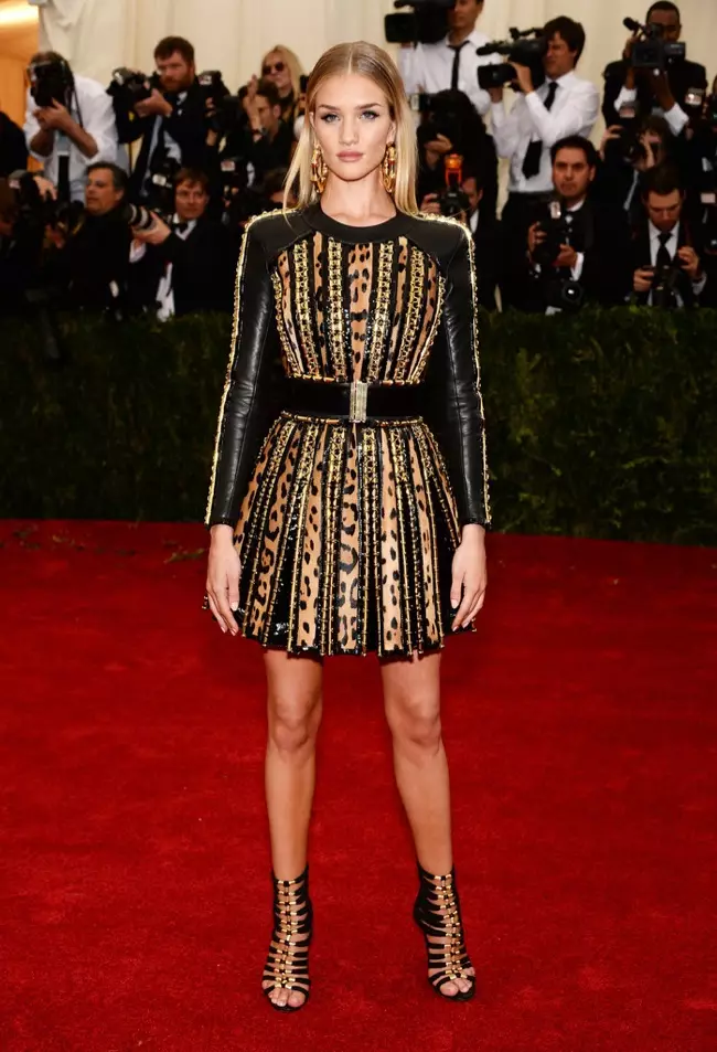 O Rosie Huntington-Whiteley o loʻo tu i Balmain tautoulu 2014 foliga