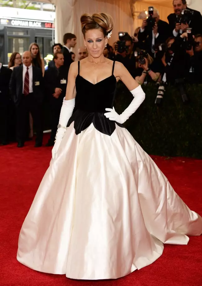 Sarah Jessica Parker dra tradisionele swart en wit in Oscar de la Renta