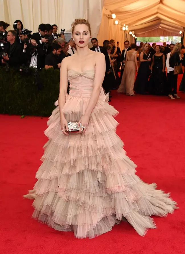 Suki Waterhouse olahraga warna telanjang gaun Burberry