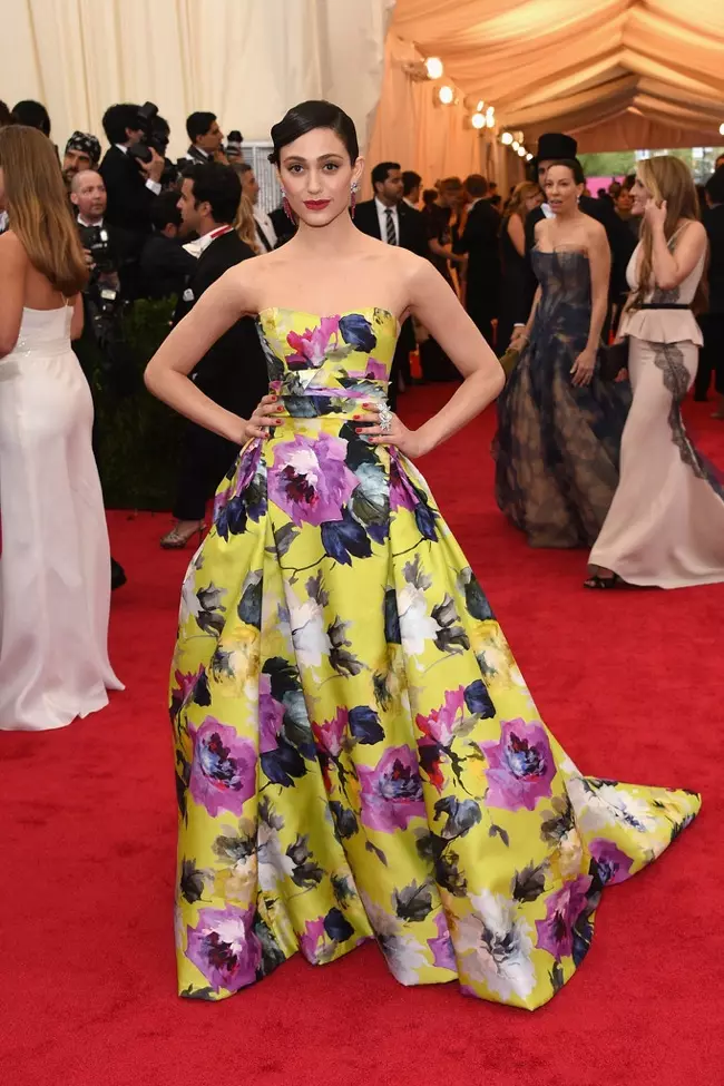 Emmy Rossum yn cael lliwgar mewn gwisg printiedig Carolina Herrera