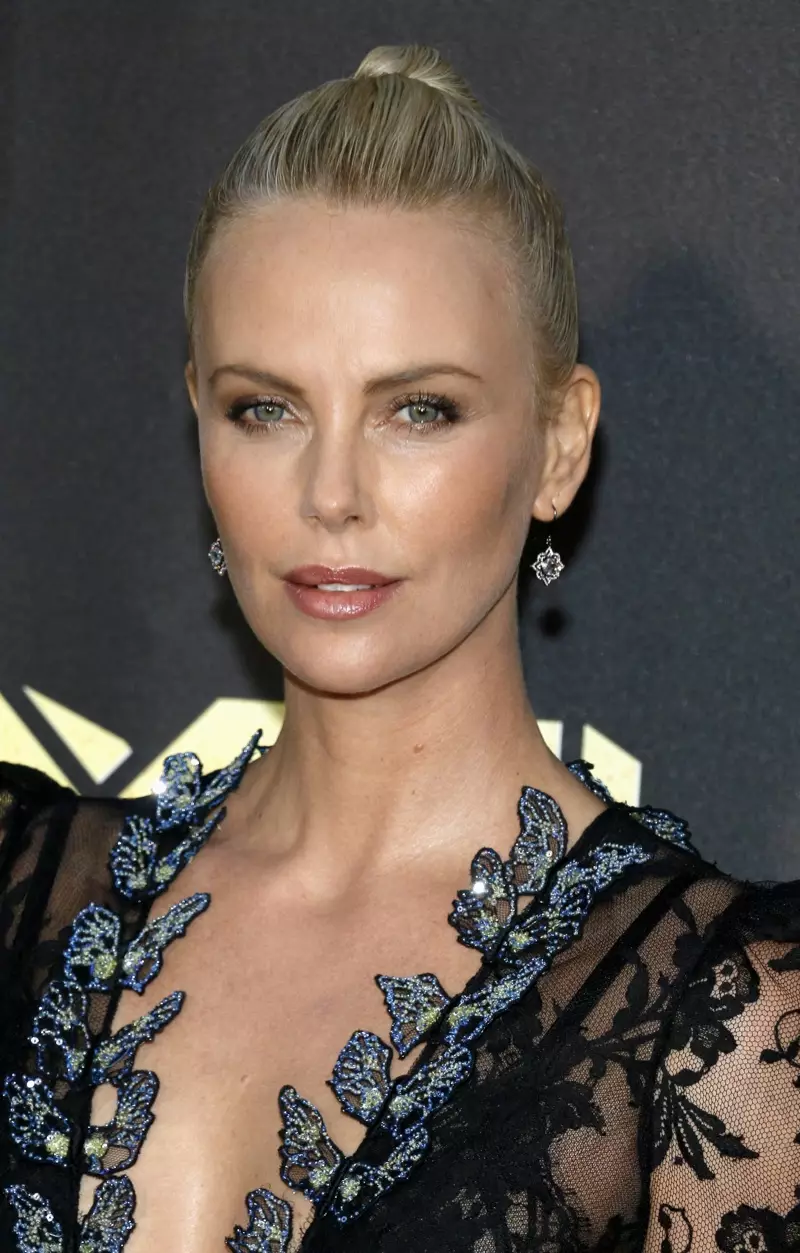 2016 m. BALANDŽIO MĖN.: Charlize Theron 2016 m. MTV Movie Awards apdovanojimuose įkvėpė grožio, dėvėdama rasotą šviesiai rožinę lūpų spalvą ir dūminius akių šešėlius. Nuotrauka: Tinseltown / Shutterstock.com