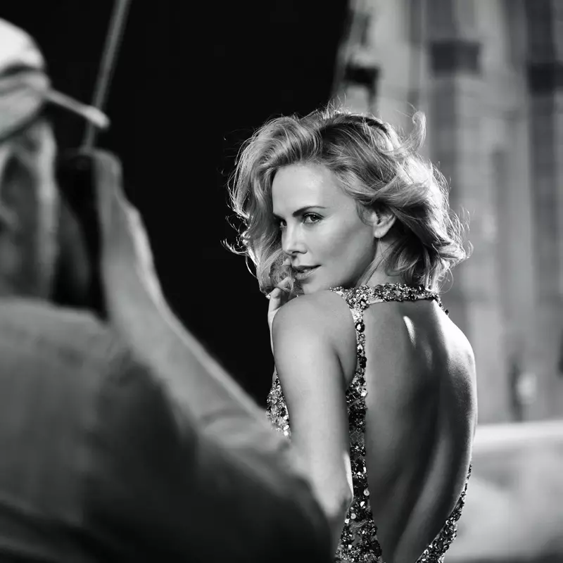 Charlize Theron pose dans les coulisses de la campagne J'adore Dior