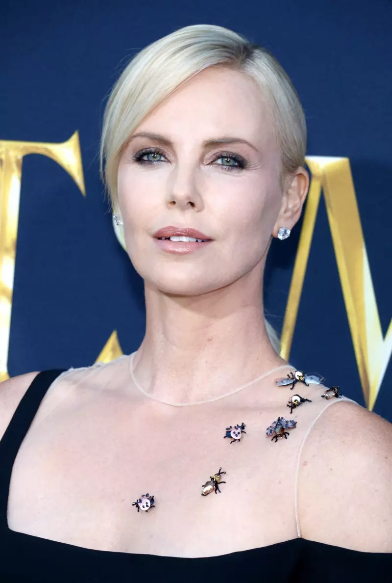 เมษายน 2016: Charlize Theron เข้าร่วมงานฉายรอบปฐมทัศน์ The Huntsman: Winter's War Los Angeles โดยสวมต่างหู Harry Winston ภาพ: Tinseltown / Shutterstock.com