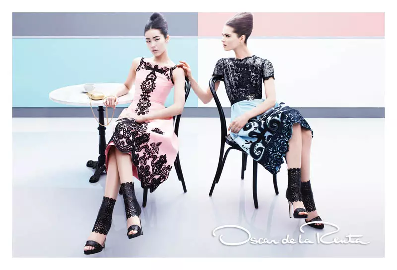 Liu Wen과 Caroline Brasch Nielsen은 Craig McDean의 Oscar de la Renta Spring 2013 캠페인을 위해 레트로 글램입니다.