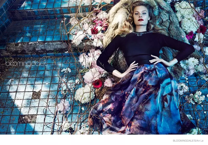 Constance Jablonski modellerar höstblommor för Bloomingdale's Shoot av An Le