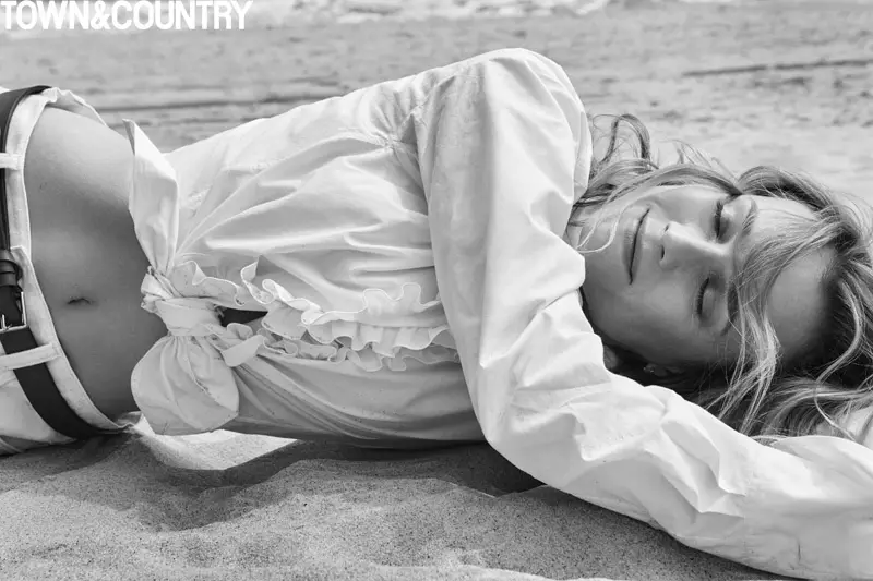 Fotografiada en blanco y negro, Diane Kruger viste una camisa de Ralph Lauren Collection, camisas de Denim & Supply con un cinturón de Hermes